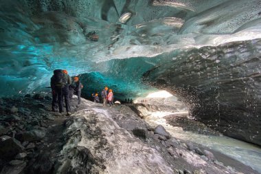 Breidamerkurjokull buzulunun içindeki muhteşem buz mağarası eriyen su akıntısıyla İzlanda 'daki Vatnajokull Ulusal Parkı' nda bir buzul nehri oluşturuyor.