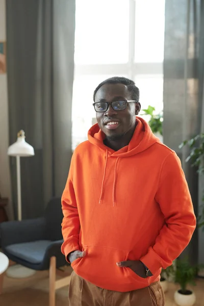 Fröhlicher Afroamerikanischer Junger Mann Mit Orangefarbenem Kapuzenpulli Die Hände Den — Stockfoto
