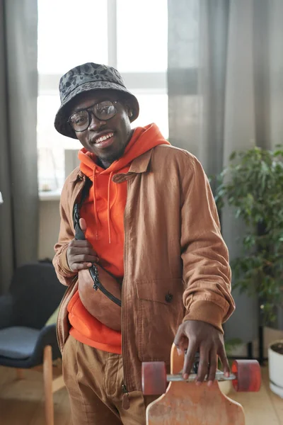 Pystysuora Keskipitkän Muotokuva Iloinen Komea Iloinen Iloinen Afrikkalainen Amerikkalainen Mies — kuvapankkivalokuva