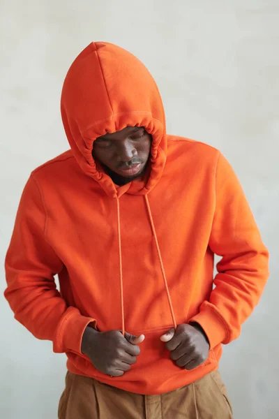 Retrato Conceptual Estudio Medio Vertical Joven Afroamericano Con Capucha Naranja —  Fotos de Stock