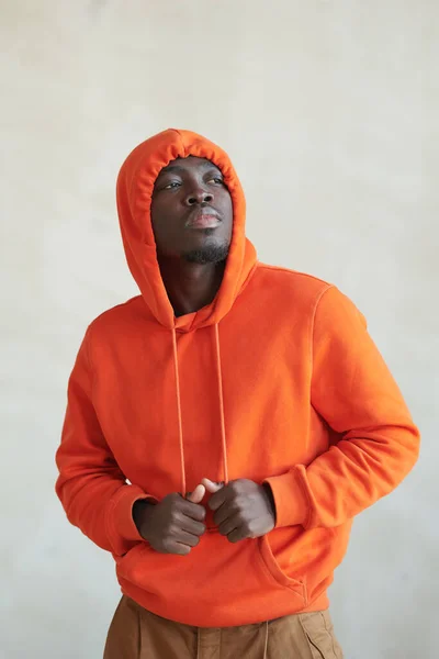 Vertical Medio Srudio Retrato Disparo Guapo Joven Negro Con Suéter —  Fotos de Stock