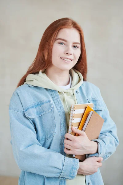 Verticaal Medium Studio Portret Shot Van Aantrekkelijke Jonge Vrouwelijke Student — Stockfoto
