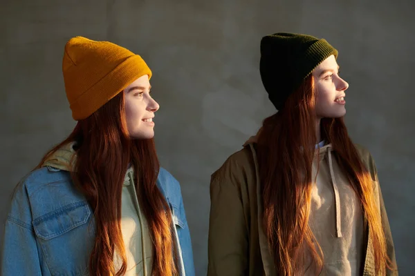 Οριζόντια Φωτογραφία Μεσαίου Πορτραίτου Δύο Νεαρών Γυναικών Μακριά Κόκκινα Μαλλιά — Φωτογραφία Αρχείου