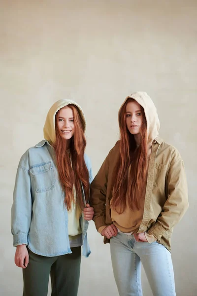 Вертикальный Среднедлинный Портрет Двух Красивых Молодых Кавказских Двойняшек Джинсовых Куртках — стоковое фото
