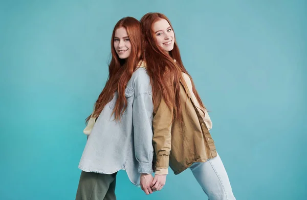 Horiozntal Medium Long Studio Portrait Cheerful Twin Sisters Wearing Casual — Stock Photo, Image