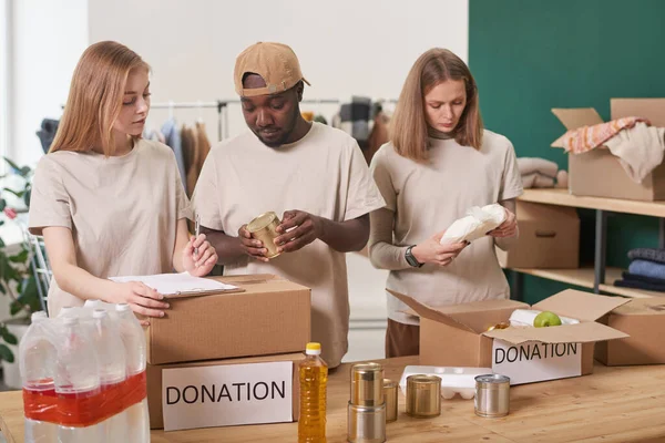Group Multi Ethnic Volunteers Working Together Charity Organization Sorting Packing — Stock Photo, Image