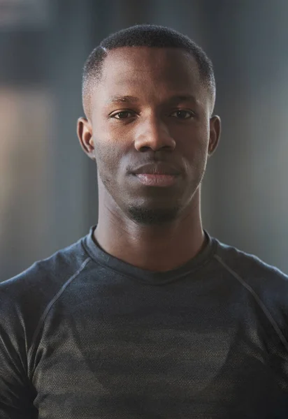Vertikale Mittlere Nahaufnahme Eines Selbstbewussten Jungen Afroamerikanischen Mannes Dunkelgrauem Shirt — Stockfoto