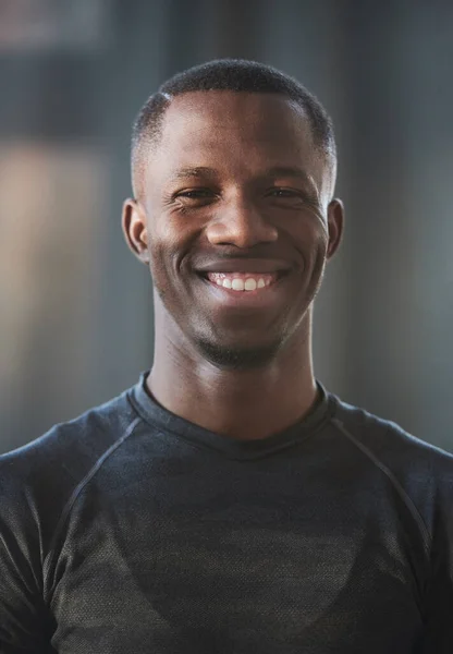 Vertikale Mittlere Nahaufnahme Porträt Eines Fröhlichen Jungen Afroamerikanischen Mannes Dunkelgrauem — Stockfoto