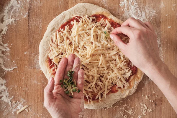 Bovenaanzicht Van Onherkenbare Vrouw Het Toevoegen Van Kruiden Rauwe Pizza — Stockfoto