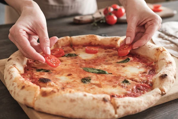 Close Van Onherkenbare Vrouw Die Kaaspizza Versiert Met Tomatenschijfjes Het — Stockfoto