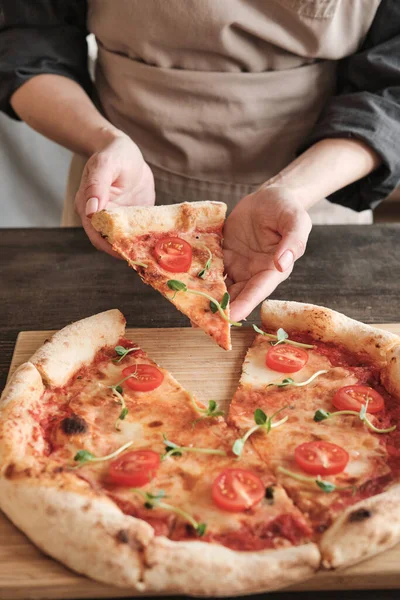 Vrouwelijke Handen Nemen Hete Pizza Slice Met Tomaat Erwt Bladeren — Stockfoto