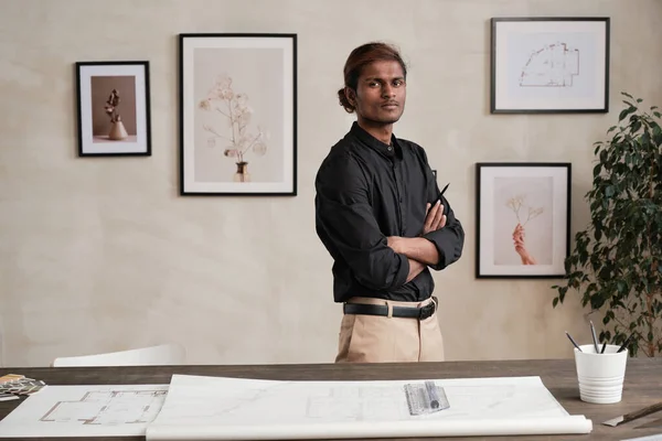 Komoly Magabiztos Fiatal Indiai Mérnök Portréja Fekete Ingben Ceruzával Kezében — Stock Fotó