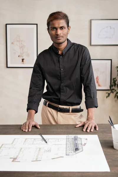 Tartalomról Készült Portré Fiatal Indiai Építész Fekete Ingben Áll Asztalnál — Stock Fotó