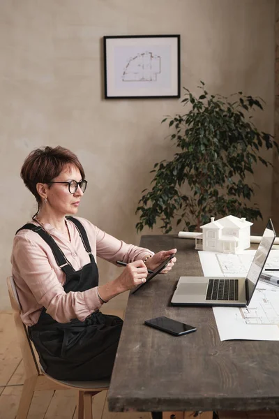 Elfoglalt Érett Kaukázusi Hölgy Testöltözékben Íróasztal Laptop Vázlatos Épület Rajz — Stock Fotó