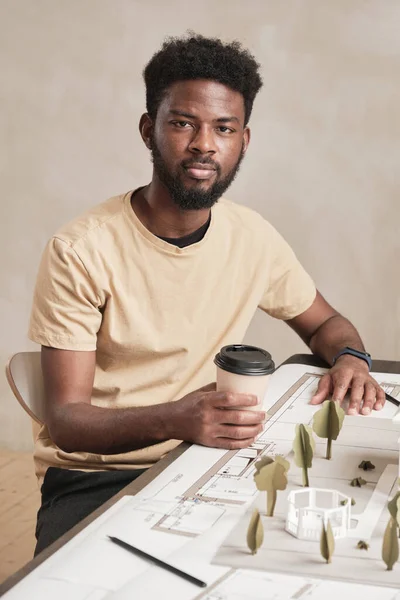 Πορτρέτο Του Περιεχομένου Αυτοπεποίθηση Νεαρός Αφρο Αμερικανός Αρχιτέκτονας Γενειάδα Κάθεται — Φωτογραφία Αρχείου