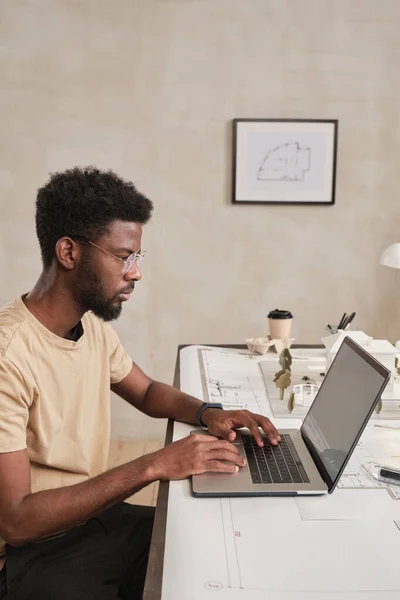Súlyos Fiatal Afro Amerikai Épület Menedzser Szakállas Asztalnál Használja Laptop — Stock Fotó