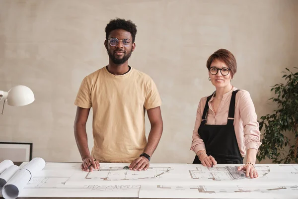 Ομάδα Θετικών Διαφυλετικών Αρχιτεκτόνων Που Στέκονται Στο Γραφείο Κάτοψη Και — Φωτογραφία Αρχείου