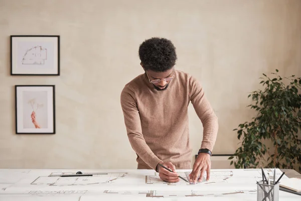 Komoly Fiatal Afro Amerikai Építész Szemüvegben Aki Asztalnál Áll Tervrajzot — Stock Fotó