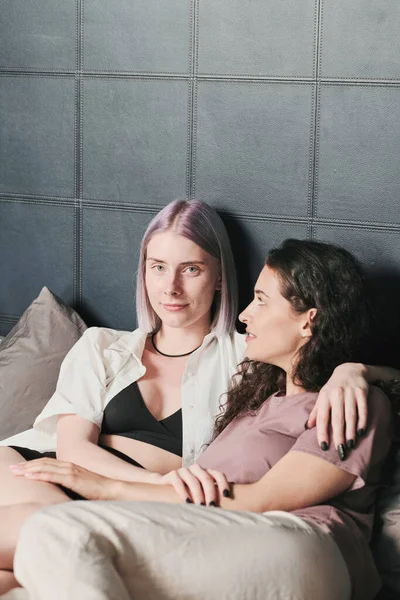 Retrato Contenido Joven Lesbiana Sentado Cama Emracing Novia — Foto de Stock