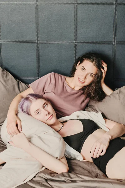 Content Attractive Caucasian Lesbian Black Underwear Lying Knees Girlfriend Bedroom — Stock Photo, Image