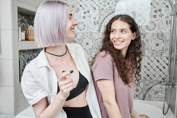 Feliz Joven Caucásico Lesbianas Ropa Casa Riendo Mientras Disfrutan Rutina — Foto de Stock