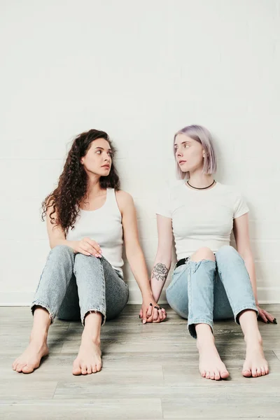 Περιεχόμενο Στοργική Νεαρές Λεσβίες Γυναίκες Κάθονται Στο Πάτωμα Και Κρατώντας — Φωτογραφία Αρχείου