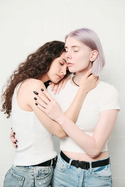 Calma Joven Caucásico Lesbianas Blanco Camisetas Tocándose Entre Mientras Abrazando — Foto de Stock