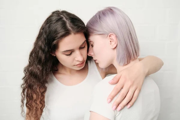 Ηρεμία Νεαρή Μελαχρινή Λεσβία Γυναίκα Λευκό Μπλουζάκι Αγκαλιάζει Φίλη Ενώ — Φωτογραφία Αρχείου