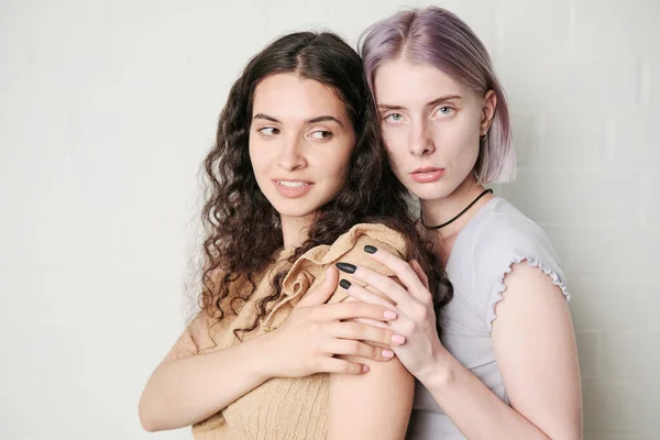 Портрет Сексуальной Женщины Фиолетовыми Волосами Касающимися Плеч Волнистой Подружки Стены — стоковое фото