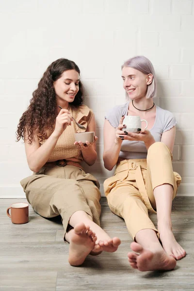 Fröhliche Junge Lesbische Frauen Sitzen Auf Dem Boden Und Trinken — Stockfoto