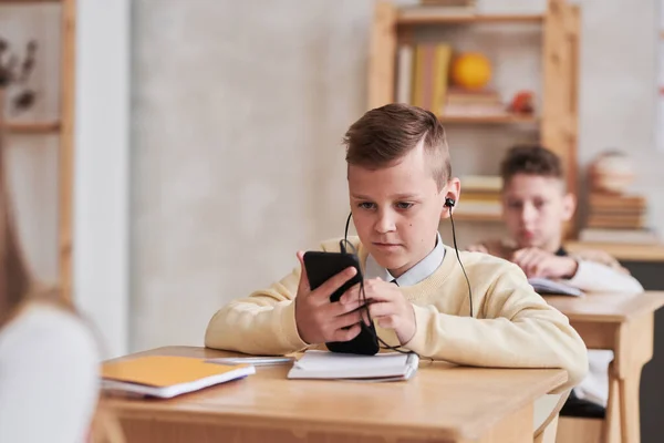 Sınıfta Otururken Akıllı Telefon Kullanan Bir Çocuğun Portresi Boşluğu Kopyalamak — Stok fotoğraf
