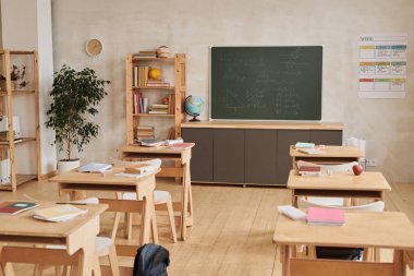 Tahtaya bakan ahşap masalı boş okul sınıfının arkaplan resmi, boşluğu kopyala