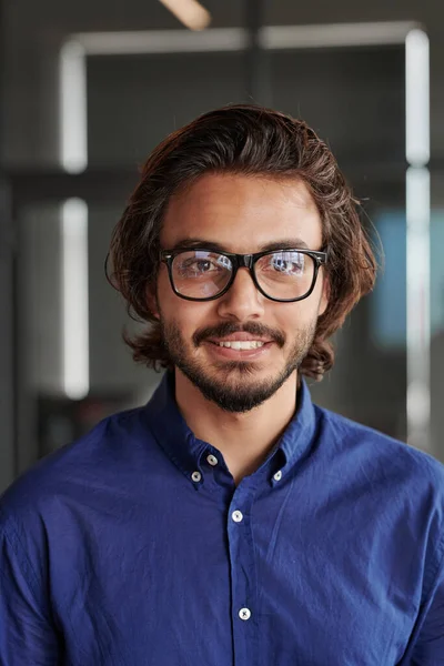 Portrét Usmívajícího Úspěšného Mladého Smíšeného Podnikatele Modré Košili Brýlích Stojící — Stock fotografie