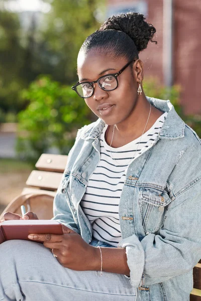 Portret Van Een Lachend Jong Afro Amerikaans Studentmeisje Brillen Zittend — Stockfoto