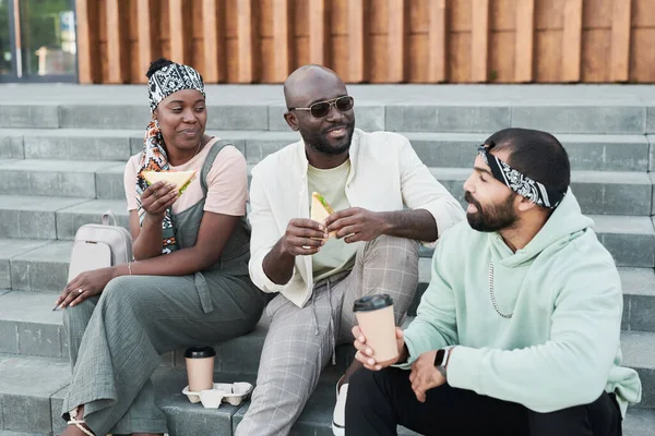Group Positive Young Multi Ethnic Friends Eating Sandwiches Enjoying Coffee — Stock Photo, Image