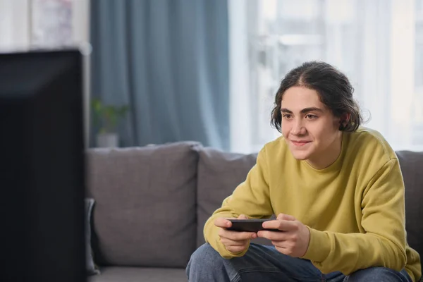 Adolescente Sentado Sofá Frente Usando Joystick Para Jogar Videogame Casa — Fotografia de Stock