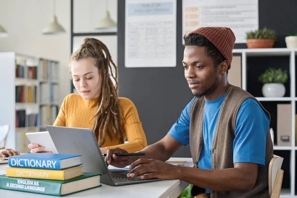 Studente Afroamericano Che Attività Online Sul Computer Portatile Mentre Studia — Foto Stock