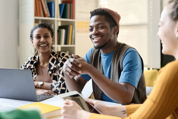 Gruppe Multiethnischer Studenten Lacht Während Sie Tisch Sitzen Und Während — Stockfoto