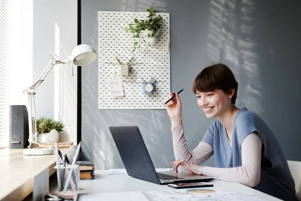 Uśmiechnięta Młoda Atrakcyjna Bizneswoman Krótkimi Włosami Siedząca Biurze Korzystająca Laptopa — Zdjęcie stockowe