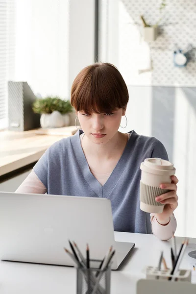 Zajęta Młoda Kobieta Biurowa Krótkimi Włosami Używająca Laptopa Pijąca Kawę — Zdjęcie stockowe