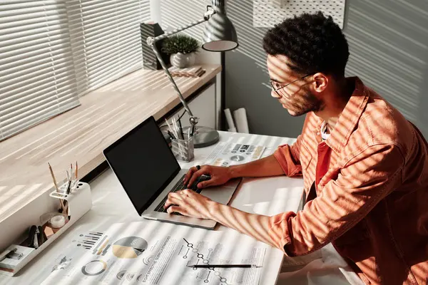 Komoly Fiatal Afro Amerikai Üzletember Szemüvegben Asztalnál Vakok Ellen Gépel — Stock Fotó