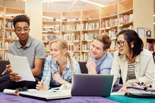 Gruppe Multiethnischer Universitätsstudenten Die Der Bibliothek Sitzen Und Während Ihres — Stockfoto