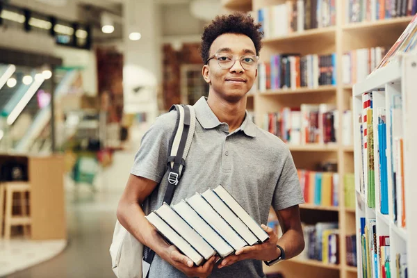 Portret Van Inhoud Zelfverzekerde Afrikaanse Tiener Jongen Bril Staan Bibliotheek — Stockfoto