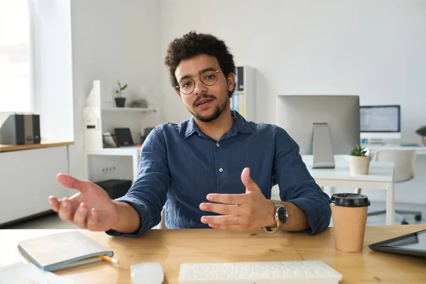 Fiatal Üzletember Munkahelyén Megvitatják Munka Pillanatok Alatt Videohívás Számítógépen — Stock Fotó