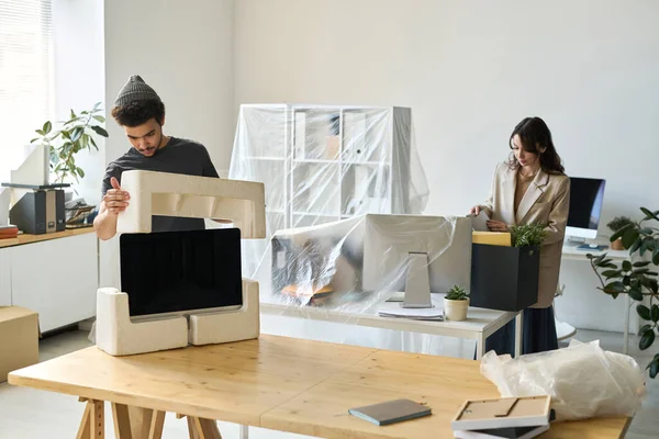 Young Business People Packing Things Move Other Office — Stock Photo, Image