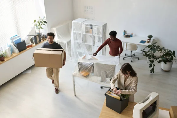 Visão Alto Ângulo Pessoas Negócios Embalando Coisas Móveis Enquanto Move — Fotografia de Stock