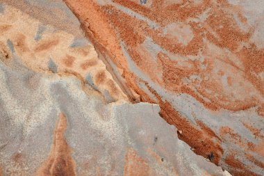 Tehlikeli çevresel durumun sonucu olarak çamurlu kumlu yüzeyin bir parçası.