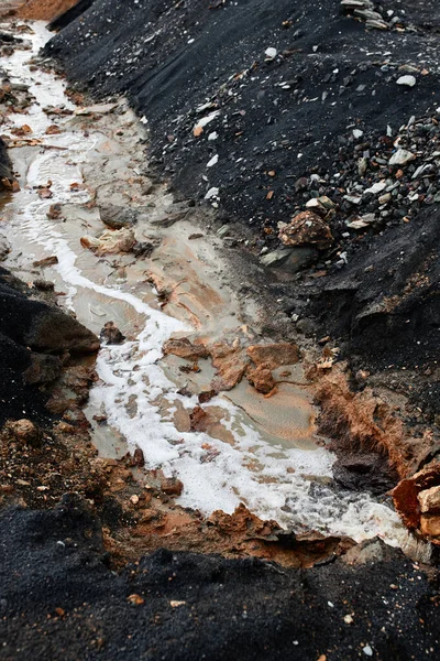 Piszkos Víz Közelsége Fekete Talajon Kövekkel Agyaggal Rossz Környezeti Állapot — Stock Fotó