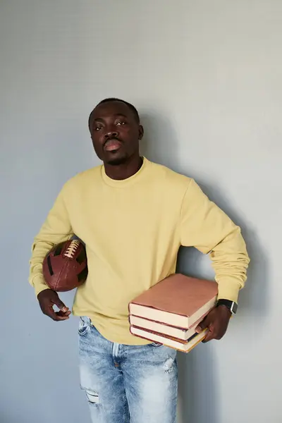Retrato Estudiante Afroamericano Serio Pie Con Pelota Rugby Pila Libros —  Fotos de Stock
