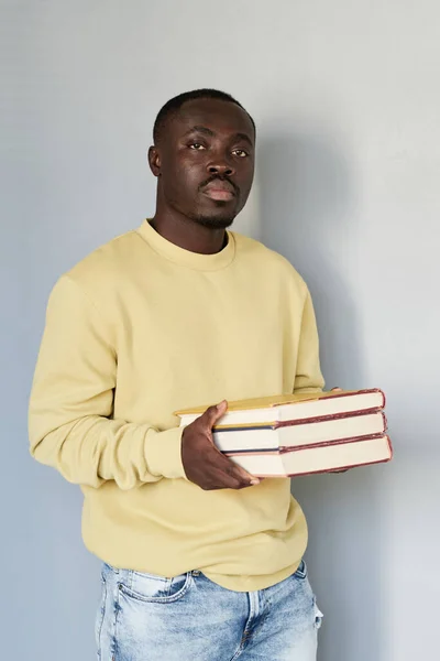 Retrato Estudante Negro Bonito Sério Menino Camisola Amarela Com Pilha — Fotografia de Stock